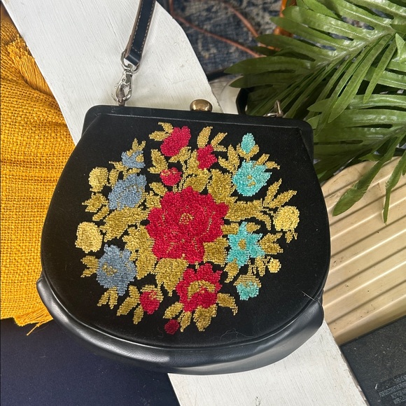 Vintage Floral Embroidered Tapestry Black Crossbody Bag - Picture 5 of 12